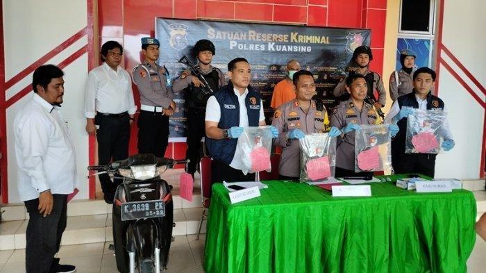 Pelaku pembunuhan di Kuansing dihadirkan dalam pres rilis di Mapolres Kuansing, Senin (28/10/2024).