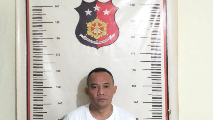 PENGANIAYAAN DI BATAM - Tampang Budi Lesmana (42), tersangka KDRT sekaligus penganiayaan kepada anak perempuan dan mertuanya di Polsek Sekupang, Rabu (19/3).