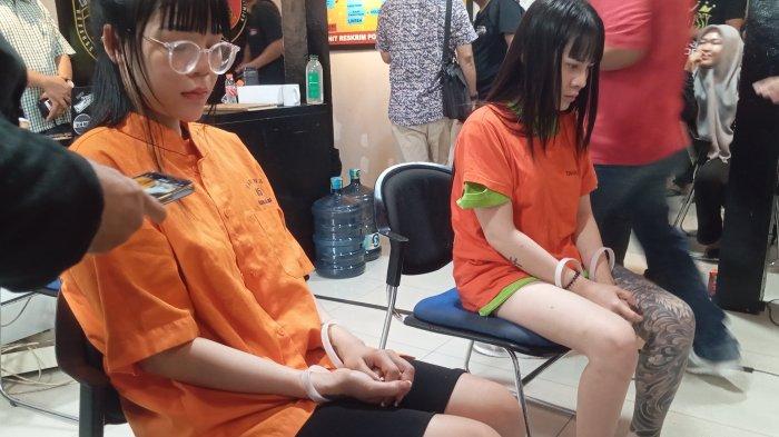 PENGEROYOKAN DJ WANITA DI FIRST CLUB BATAM - Dua wanita asal Vietnam, pelaku pengeroyokan DJ wanita First Club Batam di Polsek Lubuk Baja, Senin (9/6). Tribun Batam merangkum 7 fakta terkait kasus tersebut.