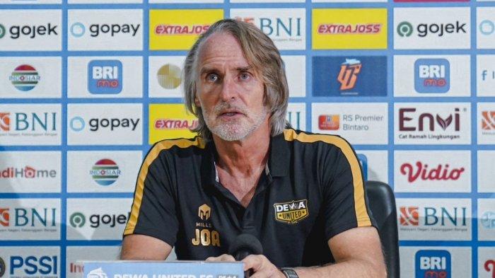 Pelatih Dewa United, Jan Olde Riekerink saat press conference jelang laga melawan Bhayangkara FC, Sabtu (28/1/2023).