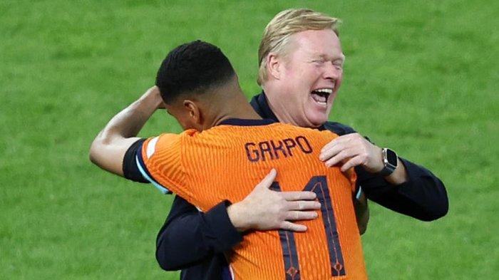 Pelatih Timnas Belanda Ronald Koeman memeluk pemainnya Cody Gakpo usai pertandingan melawan Turkiye, Sabtu (6/7/2024). Belanda menang 2-1 atas Turkiye pada pertandingan ini dan lolos ke semifinal Euro 2024.