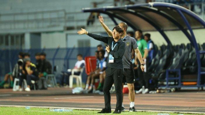 Pelatih Timnas Indonesia, Shin Tae-yong saat memberikan instruksi kepada pemain Timnas Indonesia saat melawan Timor Leste di babak penyisihan fase grup Piala AFF U23 2023, Minggu (20/8/2023) malam WIB.