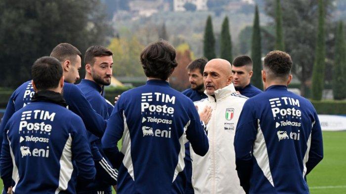 Pelatih Timnas Italia Luciano Spalletti saat memimpin latihan Azzurri