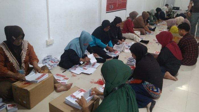KPU LINGGA - Proses pelipatan surat suara oleh 33 petugas yang disiapkan KPU Lingga menjelang Pilkada 2024.