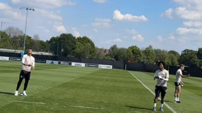 Tiga pemain Fulham bermain layang-layang jelang laga melawan Manchester City, membuat fans Arsenal murka.