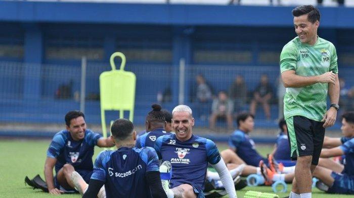 Terlihat para pemain Persib Bandung sangat antusias saat melakoni sesi latihan perdana seusai jeda kompetisi BRI Liga 2023-2024