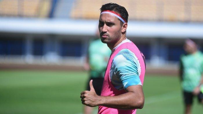 Striker Persib Bandung, Ezra Walian tengah ikuti sesi latihan bersama skuad Maung Bandung