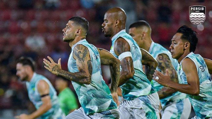 LATIHAN - Pemain Persib Bandung menjalani latihan pemanasan jelang pertandingan melawan Bali United di Stadion Kapten I Wayan Dipta, Gianyar, Bali, 18 Desember 2023