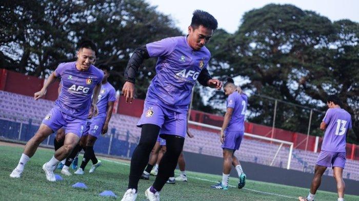 Para pemain Persik Kediri terlihat tengah melakoni sesi latihan untuk persiapan laga pekan 12 melawan Persija Jakarta
