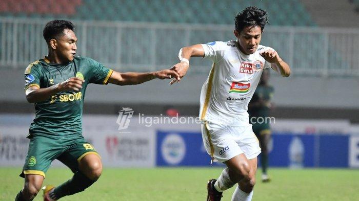 Pemain Persikabo 1973 Frenky Missa terlihat tengah berdual dengan penggawa Persija pada laga pekan kedua Liga 1 Indonesia, (09/07/2023)