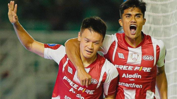 Pemain Persis Solo melakukan selebrasi usai mencetak gol ke gawang Persebaya Surabaya di Stadion Gelora Bung Tomo, Surabaya, Rabu (13/12/2023).