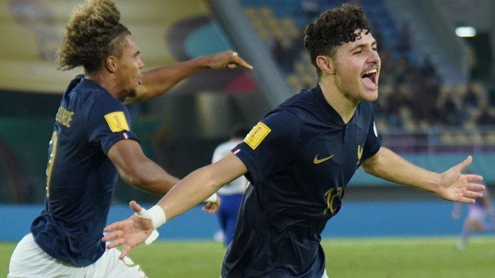 Pemain Prancis U17, Ismail Bouneb melakukan selebrasi usai mencetak gol ke gawang Uzbekistan di babak Perempat Final Piala Dunia U17 2023, Sabtu (25/11/2023).