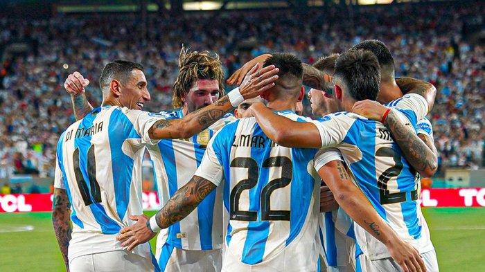 Pemain Timnas Argentina selebrasi setelah Lautaro Martinez mencetak gol ke gawang Chile, Selasa (25/6/2024)