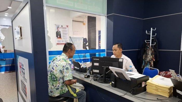 URUS PASPOR - Seorang pria dewasa tengah wawancara dengan petugas imigrasi saat pembuatan paspor di Imigrasi Batam beberapa waktu lalu
