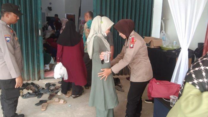 Pemeriksaan atau sterilisasi petugas pelipatan surat suara Pilkada Lingga 2024 yang dilakukan Kepolisian, sebelum masuk ke ruangan.