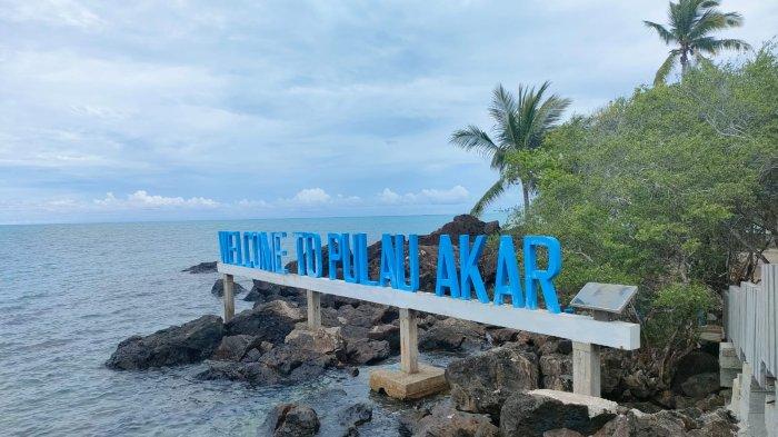 Salah satu Geosite Geopark Natuna, Pulau Akar, Desa Cemaga, Kecamatan Bunguran Selatan.