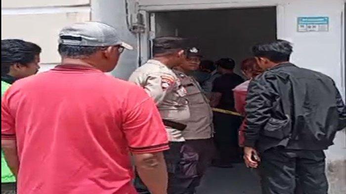 PENEMUAN MAYAT DI TANJUNGPINANG - Tangkap layar video live wartawan TribunBatam.id di Perumahan Mega Mas Residen, Jalan Sei Timun, Kota Tanjungpinang, Provinsi Kepulauan Riau (Kepri), Senin (24/2/2025). Ini merupakan lokasi penemuan mayat di Tanjungpinang berinisial SW (27) yang ditemukan oleh pacarnya dalam kondisi tewas gantung diri. Ia merupakan petugas Dinas Pemadam Kebakaran dan Penyelamatan (DPKP) Tanjungpinang.