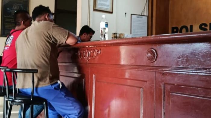 DRIVER ONLINE DI BATAM - Sejumlah perwakilan driver online di Batam membuat laporan polisi, Sabtu (19/7/2025).Laporan polisi di Polsek Nongsa itu setelah seorang driver online di Batam disebut mengalami luka tusuk hingga lebam saat mengantar penumpang.