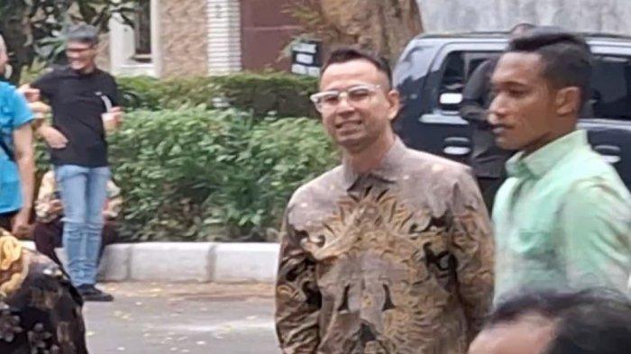 Pengusaha sekaligus selebritas Raffi Ahmad menyambangi kediaman Presiden terpilih, Prabowo Subianto di Kertanegara, Jakarta, Selasa (15/10/2024).