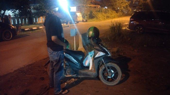 PENIPUAN DI BATAM - Motor Saidin, driver online korban penipuan di Batam depan Mapolsek Sekupang, Kamis (3/10). Tak hanya Saidin, anggota Polsek Sekupang dibuat geram dengan ulah pelaku penipu modus orderan fiktif.
