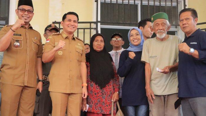 PENYALURAN BLT - Lansia di Bintan senyum senang usai menerima Bantuan Langsung Tunai (BLT) dari Pemerintah Kabupaten Bintan.
