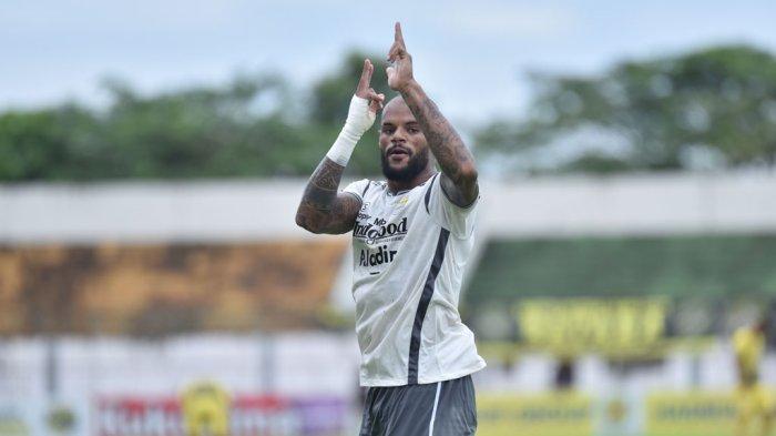 Striker Persib Bandung David da Silva tengah berpose setelah mencetak gol