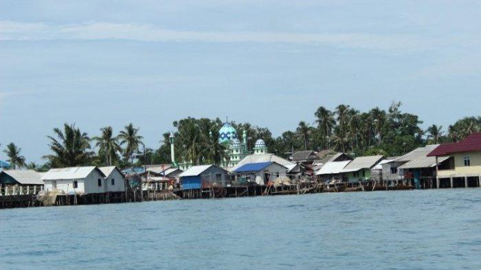 Permukiman pesisir Pulau Dendun, Kabupaten Bintan, Provinsi Kepulauan Riau (Kepri).