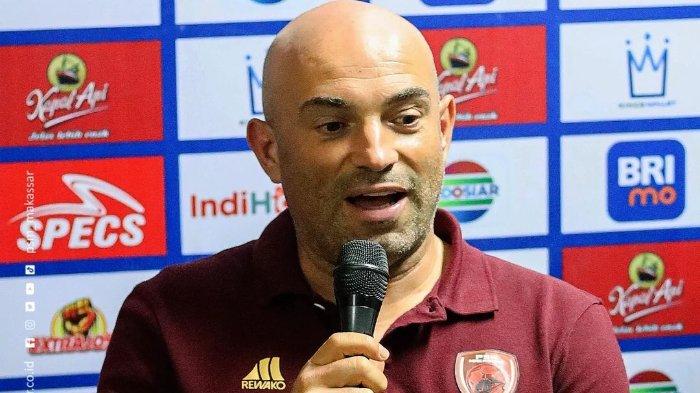 Pelatih PSM Makassar, Bernardo Tavares, memberikan komentarnya dalam sesi konferensi press jelang laga Persebaya vs PSM Makassar. Kamis (23/2/2023).