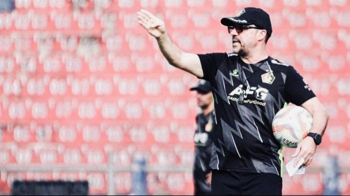 Pelatih Persik Kediri, Marcelo Rospide, memberikan instruksi kepada para pemainnya dalam sesi latihan jelang laga melawan Persebaya Surabaya.
