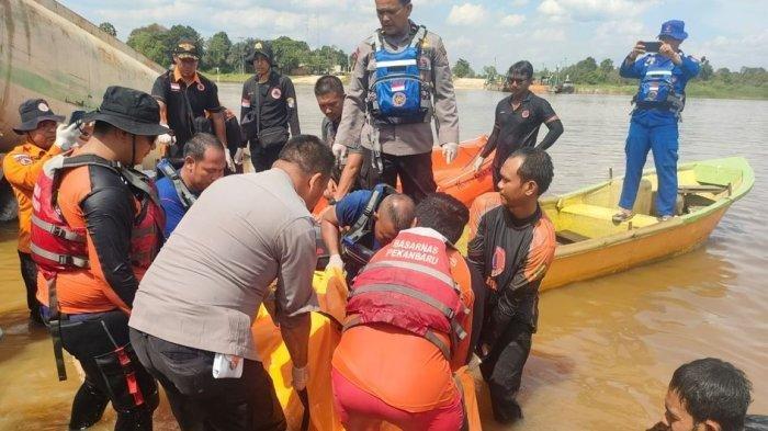 Petugas gabungan akhirnya berhasil mengevakuasi truk tangki pengangkut Crude Palm Oil (CPO) yang terjun ke Sungai Kampar di Kecamatan Langgam, Kabupaten Pelalawan Riau pada Rabu (23/10/2024).