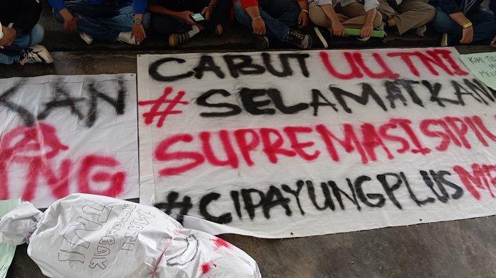 Boneka pocong dan spanduk aksi terpampang pada aksi yang digelar di depan kantor DPRD Provinsi Kepri, Senin (24/3/2025)