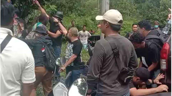 Polisi berpakaian sipil mengamankan seorang pria saat mengamankan lokasi Pulau Rempang, Kota Batam, Provinsi Kepri, Kamis (7/9/2023).