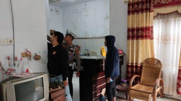 IDENTIFIKASI - Polisi melakukan identifikasi di rumah Juniwarti, seorang Wakepsek di Kuansing yang menjadi korban pembunuhan di Perumahan Griya Sinambek Permai Nomor 4, Jalan Cempedak, RT 005/RW 001, Lingkungan III Sinambek, Kelurahan Sungai Jering, Kecamatan Kuantan Tengah, Kuantan Singingi (Kuansing), Riau, Senin (24/2/2025) pagi.