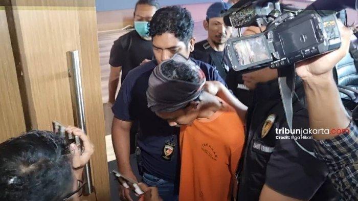 PEMBUNUH IBU DAN ANAK DALAM TOREN - Polisi menggiring Febri Arifin alias Jamet (31) yang membunuh ibu dan anak di Tambora, Jakarta Barat lalu jasadnya dibuang ke toren air.