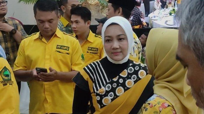 TANPA RIDWAN KAMIL - Politikus sekaligus istri dari Waketum DPP Partai Golkar Ridwan Kamil yakni Atalia Praratya (kerudung putih) menghadiri acara Halal Bihalal Partai Golkar di Kantor DPP Partai Golkar, Slipi, Jakarta Barat, Rabu (16/4/2025). Atalia tiba tanpa didampingi Ridwan Kamil.