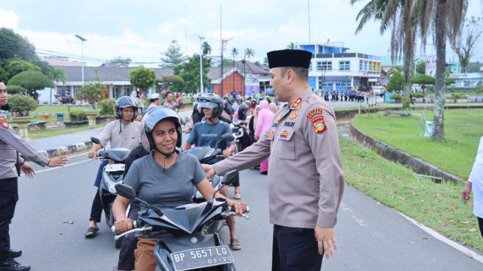 POLRES LINGGA - Kapolres Lingga, AKBP Apri Fajar Hermanto ikut membagikan takjil ke pengendara di Simpang Azzulfa Dabo, Kecamatan Singkep, Kabupaten Lingga, Provinsi Kepri, Sabtu (8/3/2025) sore.