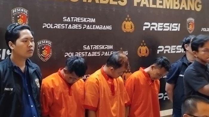 BEGAL BERMOBIL DITANGKAP - Polrestabes Palembang bersama Ditreskrimum Polda Sumsel merilis penangkapan komplotan begal yang naik mobil, Selasa (4/3/2025). Kapolrestabes Palembang Kombes Pol Harryo Sugihartono menyebut tersangka yang meninggal adalah pelaku utama.