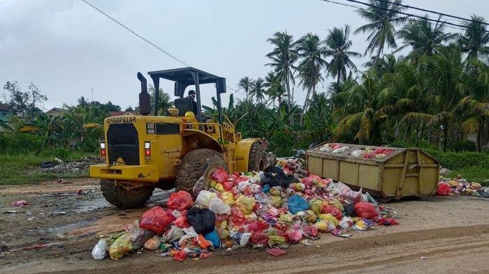 BERSIHKAN SAMPAH - Polsek Tebing bersama kelurahan dan masyarakat membersihkan tumpukan sampah-sampah di dua lokasi Kelurahan Harjosari dan Tebing dengan menurunkan dua alat berat, Minggu (20/10/2024)