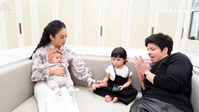 Potret Atta Halilintar, Krisdayanti, Ameena, dan Azura di rumah baru dilansir dalam tayangan YouTube Ah, Jumat (26/1/2024).