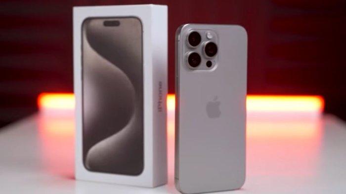 Potret iPhone 15 Pro Max dengan warna titanium.