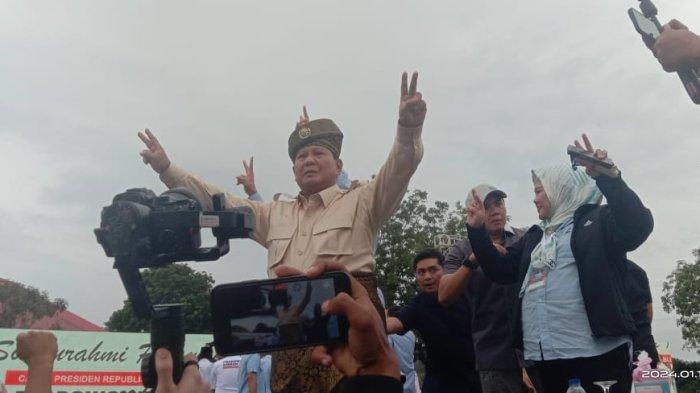 PRABOWO SUBIANTO DI BATAM - Calon presiden nomor urut dua, Prabowo Subianto di Temenggung Abdul Jamal, Kota Batam, Provinsi Kepri, Sabtu (13/1/2024). Tampak Marlin Agustina. penasihat TKD Prabowo Subianto dan Gibran Rakabuming di Kepri mendampinginya bersama sejumlah tokoh parpol lainnya.