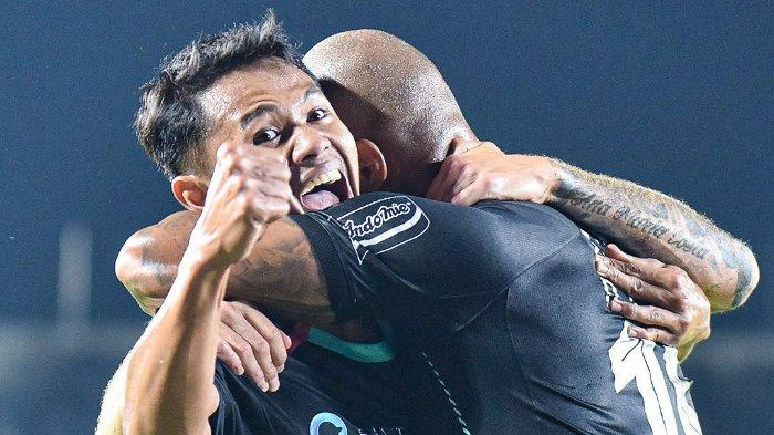 Prediksi skor Dewa United vs Persib Bandung di Liga 1 2024-2025, simak informasi pertandingan, prakiraan susunan pemain dan head to head jelang laga.