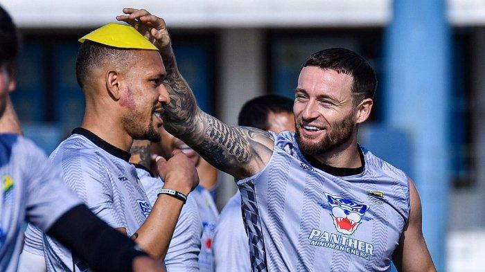 Prediksi skor Persib Bandung vs PSBS Biak di laga perdana BRI Liga 1 2024-2025, simak informasi prakiraan susunan pemain dan head to head jelang laga.