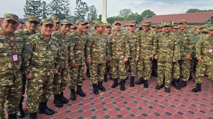 Presiden Prabowo Subianto Wakil Presiden Gibran Rakabuming kenakan seragam Komcad ikut latihan baris berbaris di Kawasan Akmil, Magelang, Jawa Tengah, Jumat, (25/10/2024).