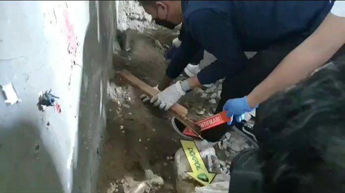 TRIK LICIK PELAKU PEMBUNUHAN - Proses evakuasi jasad bos Ruko berinisial JS yang dicor dalam Ruko, Jalan Pemuda, Pulogadung, Jakarta Timur, Rabu (26/2/2025). ZA sempat melarikan diri usai melakukan aksinya. Terungkap trik licik pelaku ZA (35) pembunuhan bos rumah toko (ruko) berinisial JS (69) di Rawamangun, Jakarta Timur.