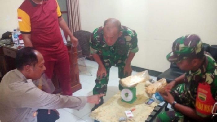 KOKAIN DI ANAMBAS - Kapolsek Jemaja, AKP Joko Setiasno (kiri) bersama Plh Danramil 04/Letung Kodim 0318/Natuna, Serma Fery Sihombing dan Babinsa Serda Nanda Dwi Yugo saat menimbang berat kotor paket berisi kokain di Polsek Jemaja, Selasa (23/5/2023).