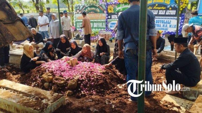 Prosesi pemakaman anggota polisi yang menjadi pengemudi mobil dinas Kapolres Boyolali di Desa Sembungan, Kecamatan Nogosari, Kabupaten Boyolali.