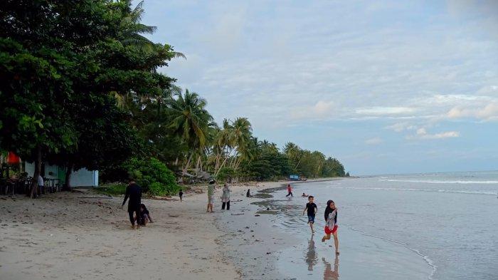 Suasana di tempat Wisata Pantai Tanjung, Kecamatan Bunguran Timur Laut, Kabupaten Natuna