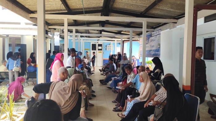 OPERASI KATARAK GRATIS - Suasana 135 pasien yang antre ingin menjalani operasi katarak gratis di RSUD Dabo Singkep, Kabupaten Lingga, Provinsi Kepulauan Riau, Sabtu (8/2/2025).