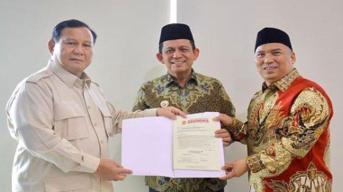PILKADA KEPRI 2024 - Ketua Umum Partai Gerindra, Prabowo Subianto menyerahkan rekomendasi kepada Ansar Ahmad dan Nyanyang Haris Pratamura untuk Pilkada Kepri 2024 saat mengunjungi Kota Batam, Minggu (4/8/2024).
